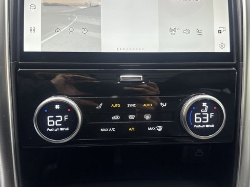 Used 2023 Land Rover Discovery Metropolitan Edition image 23