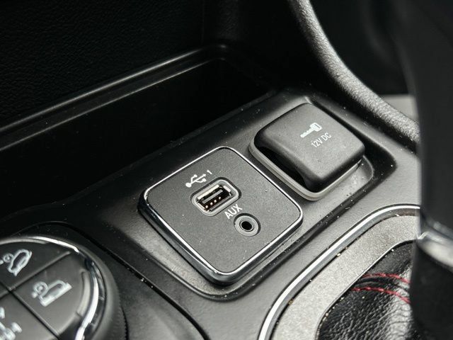 Used 2019 Jeep Cherokee Trailhawk AWD/4WD image 51