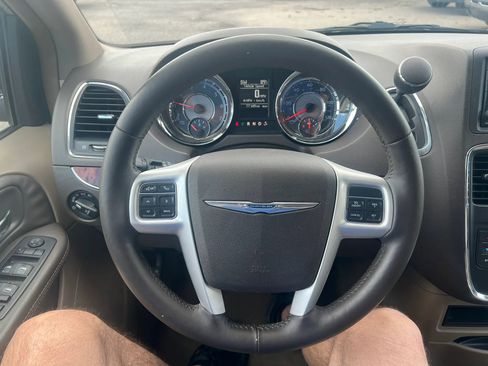 Used 2016 Chrysler Town & Country Touring w/ Driver Convenience Group FWD image 7