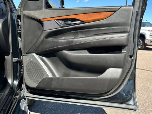 Used 2019 Cadillac Escalade ESV Luxury image 33