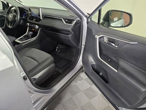 Used 2021 Toyota RAV4 XLE w/ Convenience Package AWD/4WD image 12