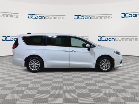 Used 2023 Chrysler Pacifica Touring-L FWD image 9
