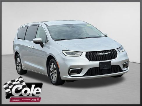 Used 2023 Chrysler Pacifica Touring-L FWD image 1