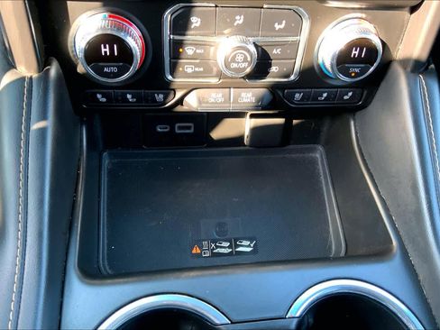 Used 2022 GMC Yukon XL AT4 image 31