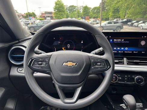 Used 2025 Chevrolet Trax LT FWD image 29
