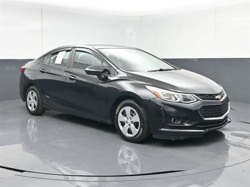Used 2018 Chevrolet Cruze LS FWD image 3