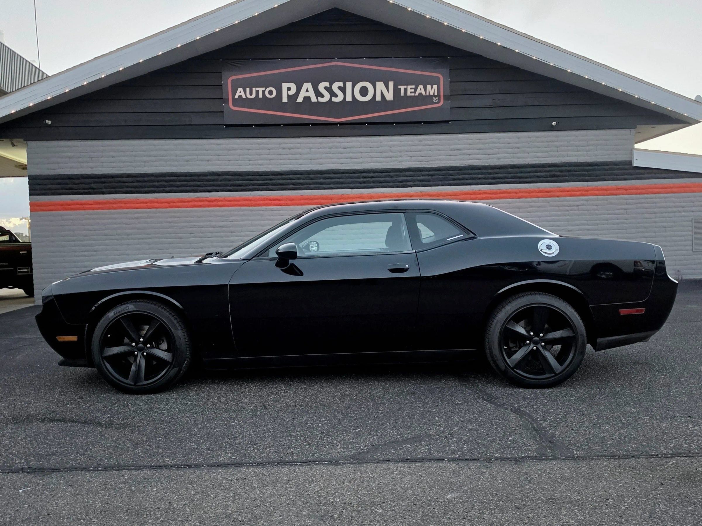 Used 2014 Dodge Challenger SXT RWD image 2