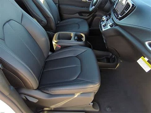 New 2026 Chrysler Pacifica Select image 24