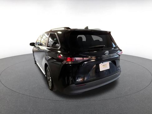 Used 2025 Toyota Sienna XLE image 12