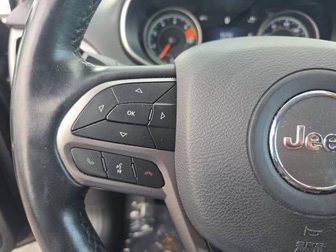 Used 2019 Jeep Cherokee Limited FWD image 25