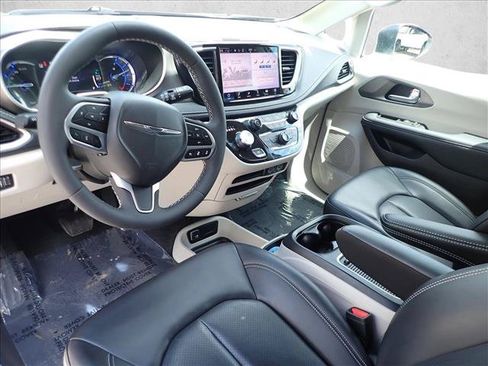 Used 2023 Chrysler Pacifica Touring-L FWD image 11