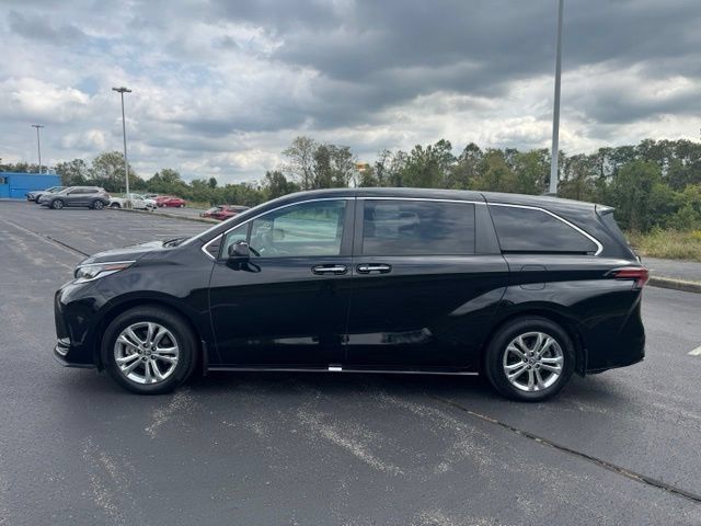 Used 2023 Toyota Sienna XSE AWD/4WD image 6