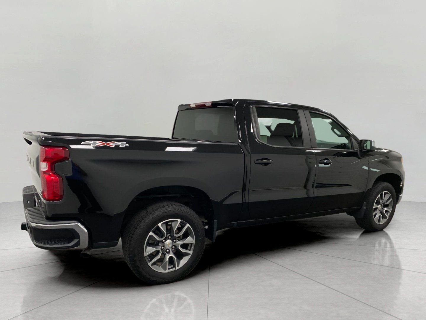 Used 2024 Chevrolet Silverado 1500 LT AWD/4WD image 3