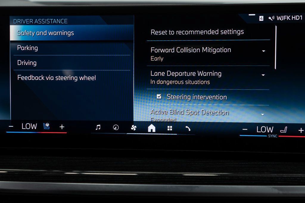 Used 2026 BMW X6 xDrive40i AWD/4WD image 33