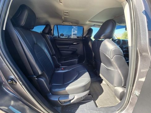 Used 2025 Toyota Highlander XLE image 17