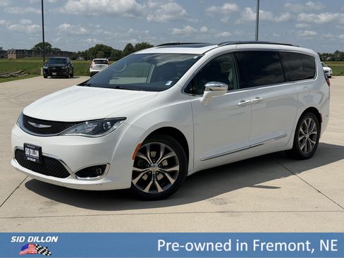 Used 2018 Chrysler Pacifica Limited w/ Tire & Wheel Group FWD image 1