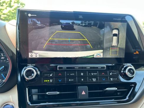 Certified 2021 Toyota Highlander Limited AWD/4WD image 24