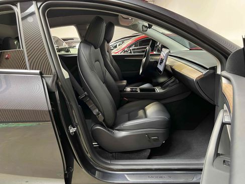 Used 2025 Tesla Model Y Long Range AWD/4WD image 36