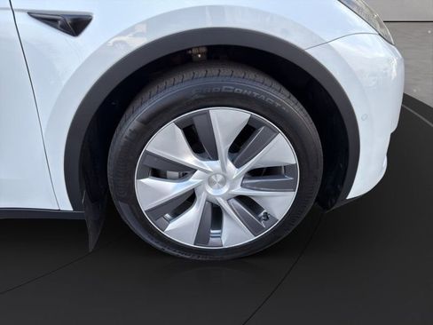Used 2022 Tesla Model Y Long Range image 24