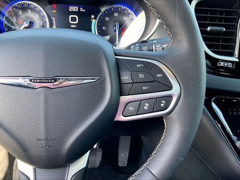 Used 2025 Chrysler Pacifica Select image 25