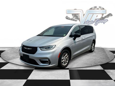 Used 2026 Chrysler Pacifica Select FWD image 2