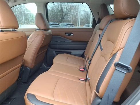 New 2025 Nissan Pathfinder Platinum image 8