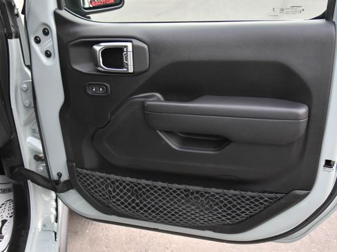 Used 2023 Jeep Wrangler Unlimited AWD/4WD image 40