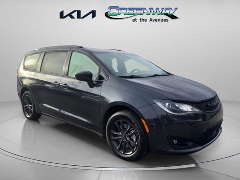 Used 2020 Chrysler Pacifica Touring-L image 1