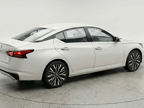 Used 2025 Nissan Altima 2.5 SV image 9