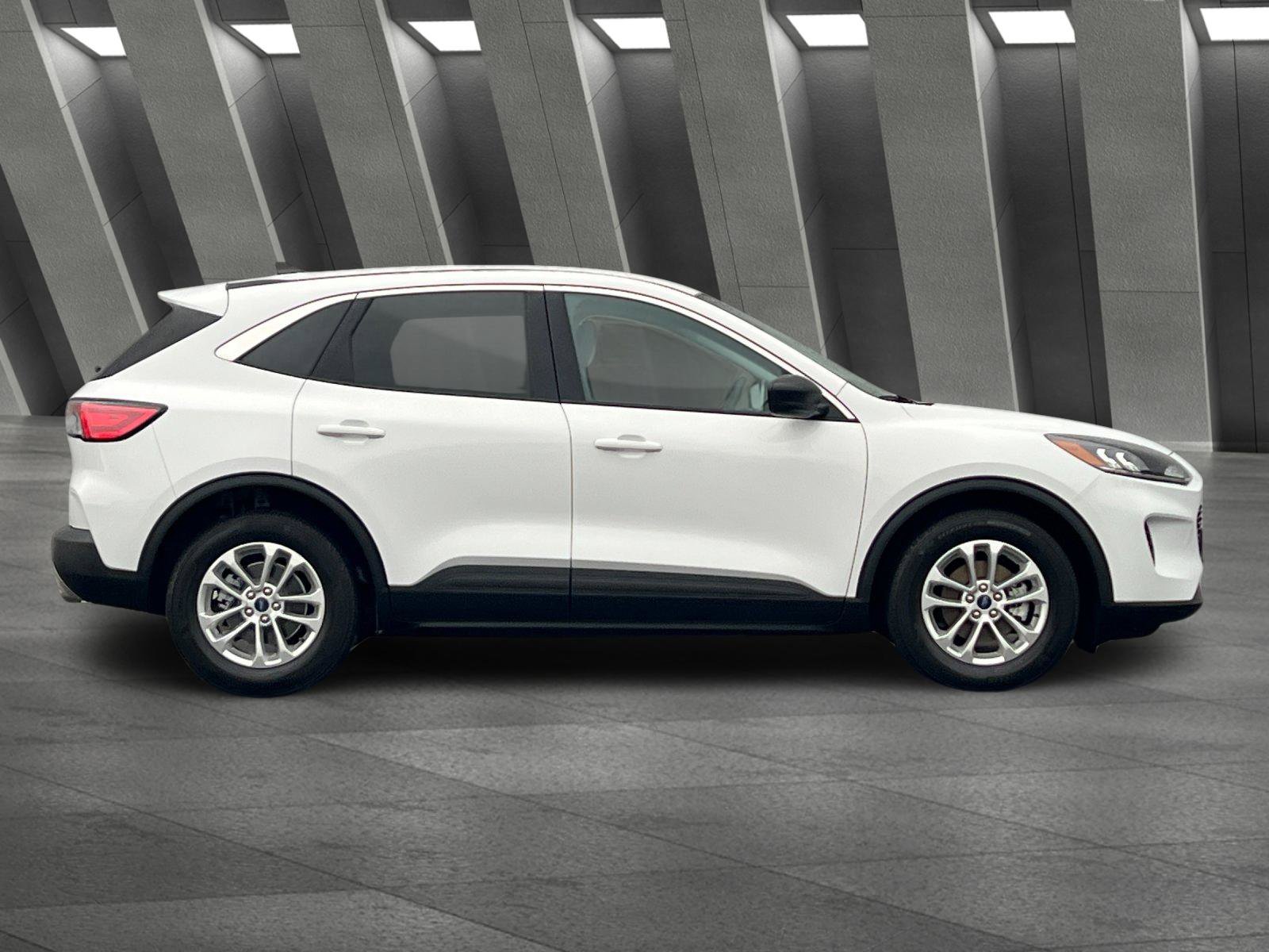 Used 2022 Ford Escape SE FWD image 3