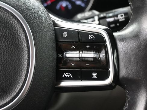 Used 2024 Kia Carnival EX FWD image 20