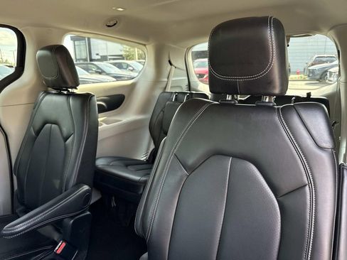 Used 2024 Chrysler Pacifica Touring-L image 15
