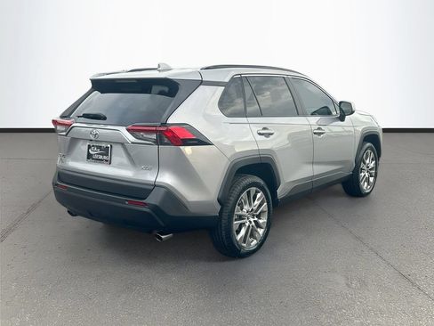 Used 2019 Toyota RAV4 XLE Premium FWD image 7