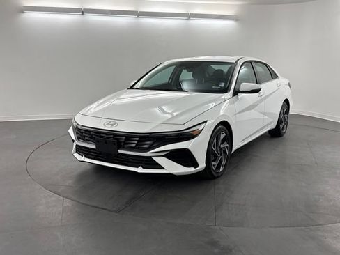 Used 2026 Hyundai Elantra Limited FWD image 3
