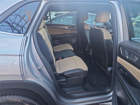 Certified 2024 Volkswagen Atlas Cross Sport SE image 30