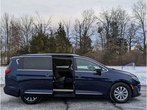 Used 2018 Chrysler Pacifica Touring-L Plus image 12