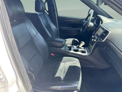 Used 2018 Jeep Grand Cherokee Laredo RWD image 28