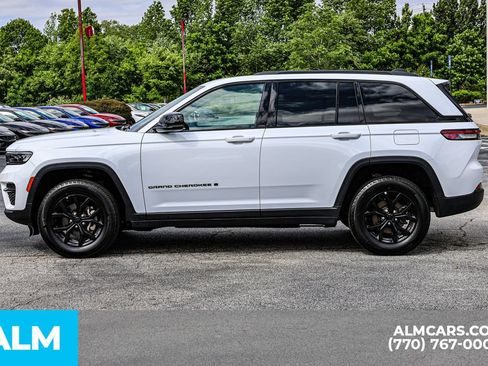 Used 2025 Jeep Grand Cherokee Altitude AWD/4WD image 9