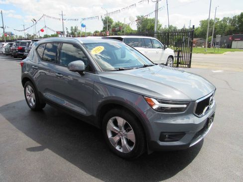Used 2021 Volvo XC40 T5 Momentum image 4