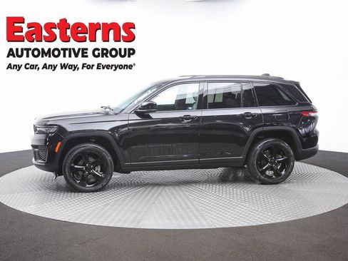 Used 2024 Jeep Grand Cherokee Laredo AWD/4WD image 60