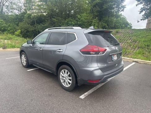 Used 2018 Nissan Rogue SV w/ Sun & Sound Touring Package FWD image 4