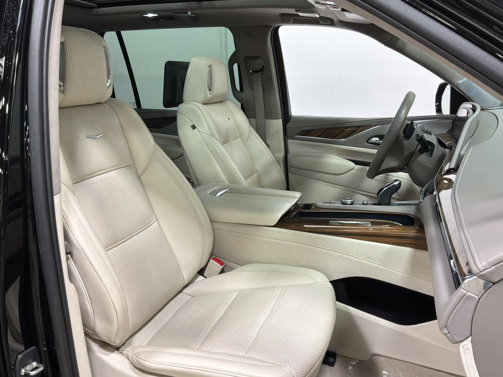 Used 2023 Cadillac Escalade ESV Premium Luxury Platinum AWD/4WD image 10