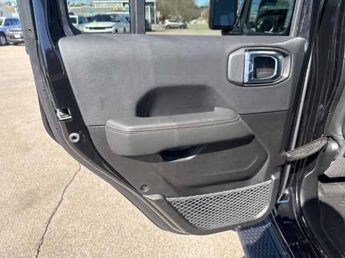 Certified 2025 Jeep Gladiator Sport image 23