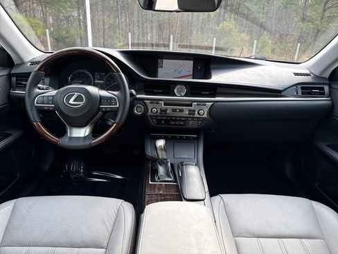 Used 2018 Lexus ES 350 w/ Luxury Package w/Wood Trim image 16