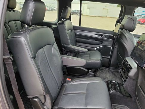 Used 2024 Jeep Wagoneer Series II AWD/4WD image 17