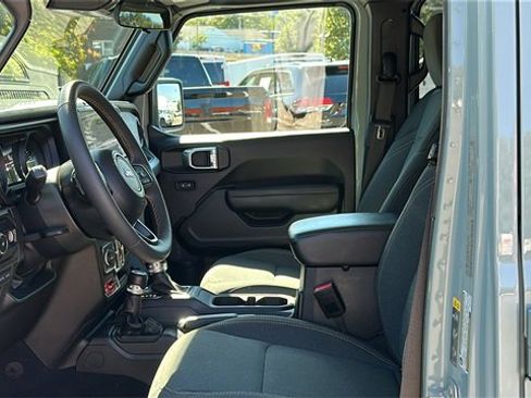 Used 2024 Jeep Wrangler Unlimited image 11
