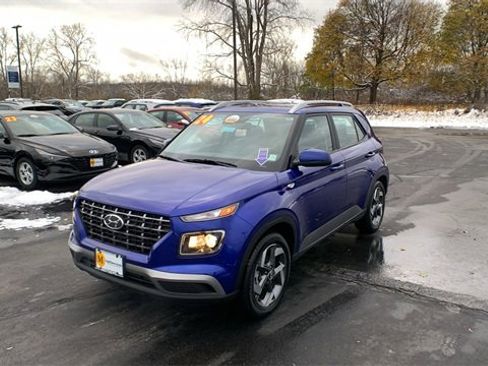 Used 2024 Hyundai Venue SEL image 1