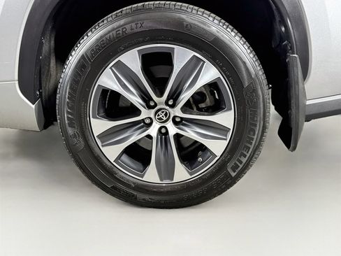 Used 2024 Toyota Highlander XLE AWD/4WD image 32