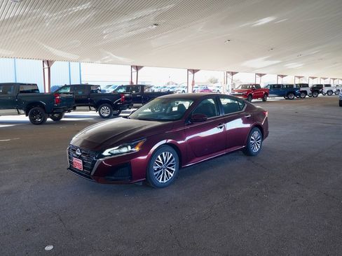 Used 2023 Nissan Altima 2.5 SV image 2