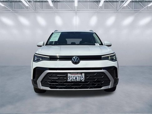 Used 2025 Volkswagen Taos SE FWD image 2